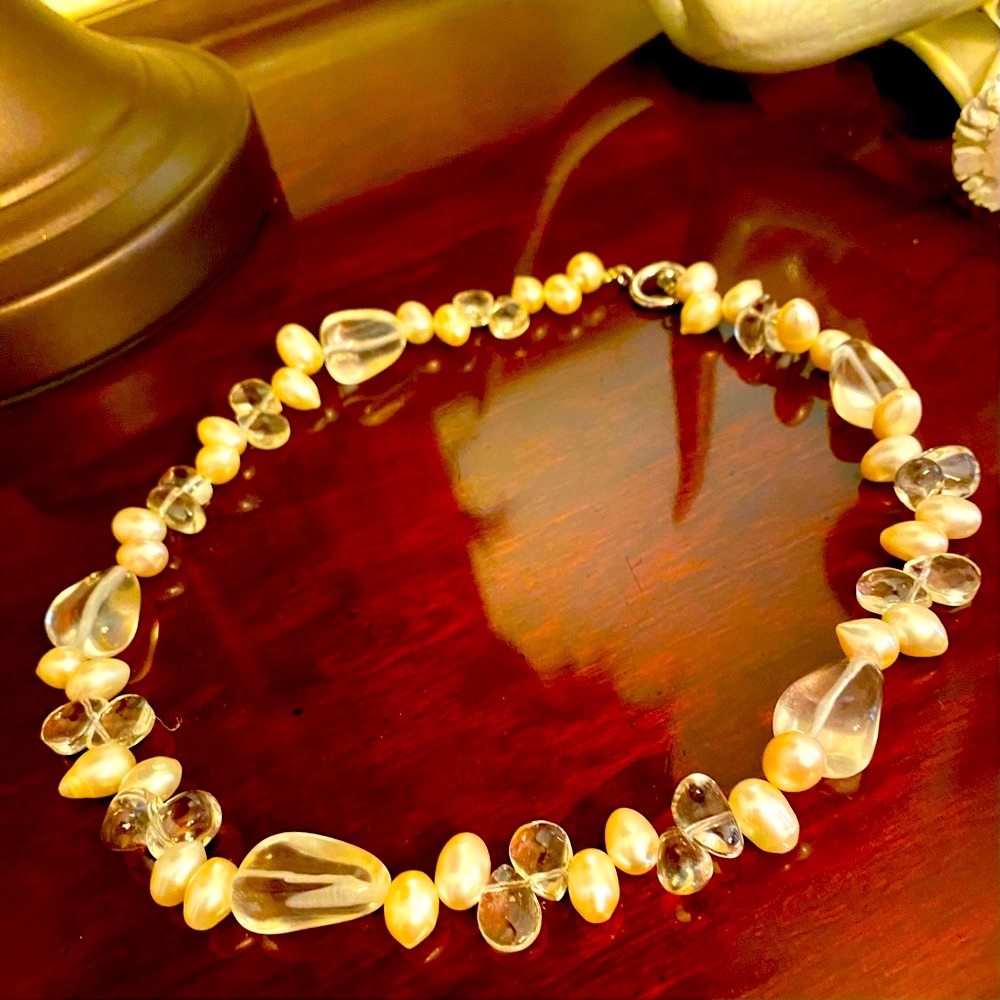 Single strand acrylic crystal and faux pearl necklace. Toggle clasp 16”